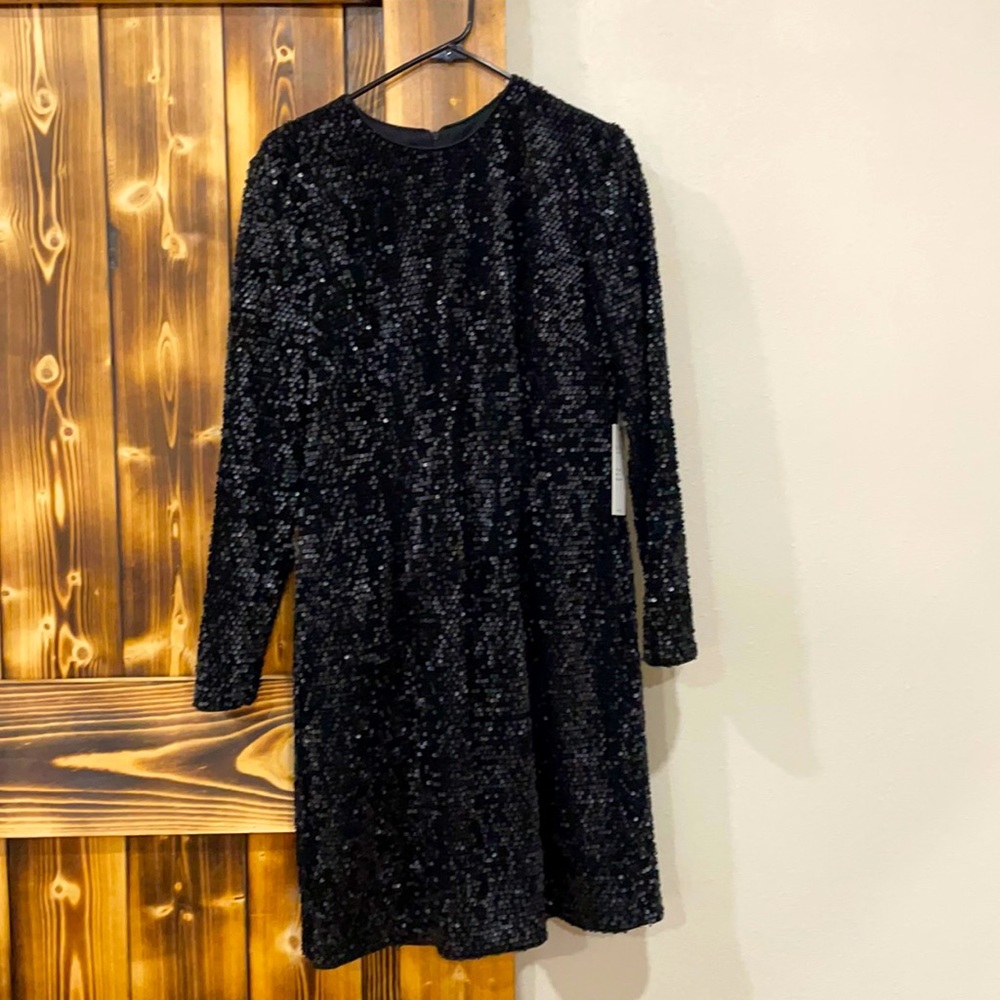 Black cocktail dress. Perfect for Christmas and NYE parties!